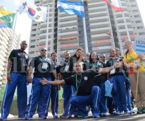Los hondureños posan tras haberse hecho el izamiento de la Bandera Nacional. Foto de: Juan Salgado.