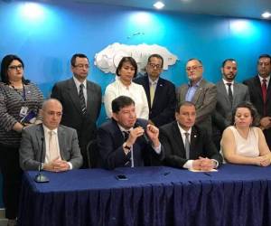 Momento en que representantes del Cohep y PNUD firman el convenio. Foto cortesía Twitter