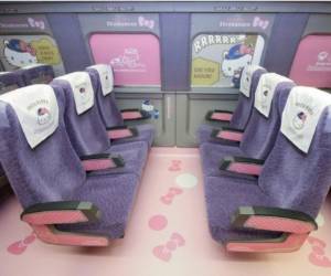 Los vagones del convoy con formas aerodinámicas acogerán a los pasajeros en sillones violetas y rosas. Foto: Agencia AFP