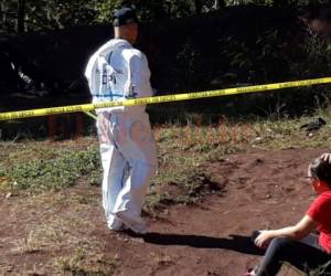 La mamá del joven llego a la escena del crimen y se quebró en llanto al ver el cuerpo de su hijo. Alex Pérez/EL HERALDO.