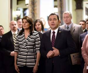 La embajadora de Estados Unidos ante la ONU, Nikki Haley, agradeció este miércoles al presidente de Guatemala, Jimmy Morales, por su trabajo como mandatario y por el apoyo brindado. Foto: AFP