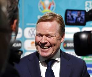 En esta imagen de archivo, tomada el 30 de noviembre de 2019, el entrenador Ronald Koeman sonrÃ­e a periodistas tras el sorteo de los emparejamientos para la Eurocopa 2020, en Bucarest, RumanÃ­a. Koeman fue anunciado como nuevo tÃ©cnico de Barcelona el miÃ©rcoles, 19 de agosto del 2020. (AP Foto/Petr David Josek, archivo)