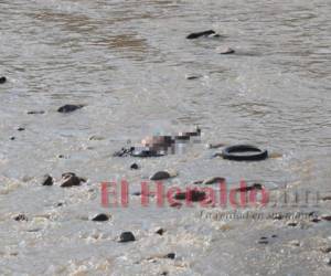 Hasta el momento, se desconoce si esta persona fue arrastrada por el río o si fue asesinado y tierado en el sector. Foto: Alex Pérez | EL HERALDO.