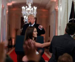 El gobierno le retiró la credencial a Acosta la semana pasada luego de una caótica conferencia de prensa en que Trump dijo que no quería escuchar nada de Acosta, pero el reportero se negó a ceder el micrófono. AP