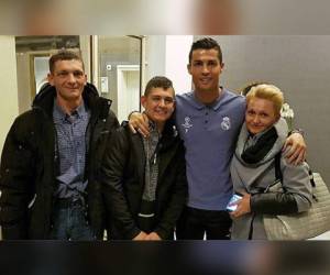 Cristiano Ronaldo se fotografió el martes con el joven David Pawlaczyc, de 15 años (Foto: Redes del Real Madrid)