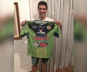 Suárez muestra la camisa de Santa Tecla, el campeón salvadoreño. ¿Che, Luisito. La de Motagua no la querés? (Foto: El Diario de Hoy)