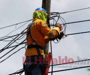 El 11.4% de los clientes de la estatal eléctrica son promediados por el personal de EEH, ente responsable de medir el consumo de energía. Foto: El Heraldo