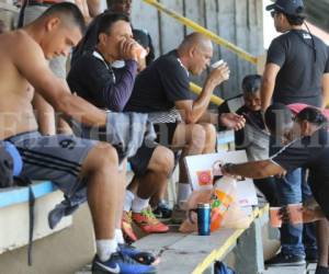 Los jugadores del Honduras de El Progreso se la pasan bien después de los entrenamientos junto a Wilmer Cruz (Fotos: Delmer Martínez / Grupo Opsa)