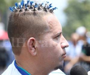 Este catracho se pintó el cabello con los colores de la Selección de Honduras.