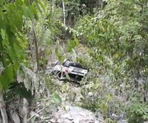 El vehículo donde viajaban las víctimas cayó en una hondonada al impactar con otro carro. Foto: Noticieros Hoy Mismo/Twitter.