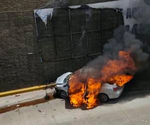 El vehículo impacto contra una de las paredes del puente subterráneo a la altura del Miraflores, en la capital. Se desconoce si hubo personas heridas.