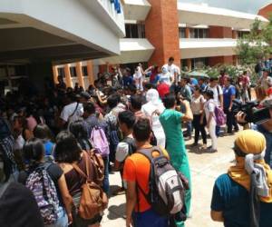 Un grupo de universitarios exigía la mañana de este viernes la liberación de varias compañeros durante el desalojo en el edificio de la facultad de Química y Farmacia. Foto: Cortesía.