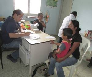 Las autoridades de Salud realizan actividades preventivas en la colonia Nueva Esperanza a fin de combatir el vector.