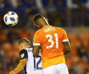 Romell Quioto en disputa por el balón durante el duelo del Houston Dynamo vs Philadelphia. Foto Cortesía Twitter Houston Dynamo