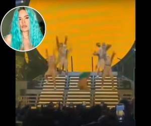 Momento en que Karol G rodaba por las gradas durante el concierto.