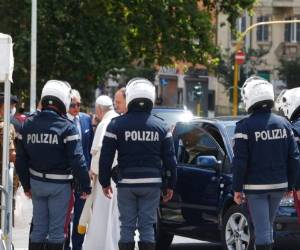 El papa Francisco se detiene a saludar a la policía que le escoltaba a su llegada al Vaticano, tras salir del hospital en su Ford. FOTO: AP