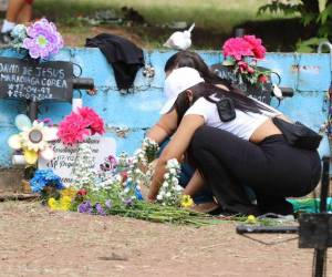 Entre oraciones y nostalgia los hondureños conmemoran el Día de Difuntos