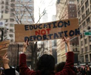 El DACA suspendió temporalmente las deportaciones de jóvenes que residen sin autorización legal _que llegaron a Estados Unidos cuando niños, traídos por sus familiares_, siempre y cuando no hayan sido condenados por haber cometido delitos graves. Foto: AFP