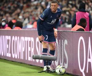 El delantero francés del París Saint-Germain, Kylian Mbappe, recupera el balón durante el partido de fútbol de la L1 francesa entre el París-Saint Germain (PSG) y el Saint-Etienne (ASSE) en el Estadio del Parque de los Príncipes en París el 26 de febrero de 2022.