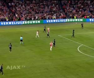 Las imágenes del emotivo gesto en el partido de vuelta de la tercera ronda clasificatoria de la UEFA Champions League entre el Ajax y el Nice fueron difundidas por el canal del Ajax TV