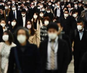 La gente viaja al trabajo a pesar del estado de emergencia en Japón en la estación de Shinagawa en Tokio.