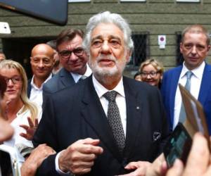 Plácido Domingo anunció la renuncia del astro español a la dirección general de la compañía tras graves acusaciones. Foto: AP.