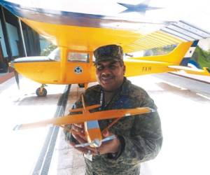 El coronel José Antonio Meza Mejía tomó en sus manos al Cessna T41 mientras a sus espaldas estaba la aeronave en tamaño real.