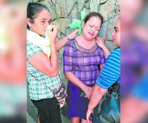 Las averiguaciones de la Policía indican que el triple crimen fue cometido por varios tipos que andaban en un carro doble cabina gris.