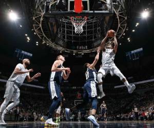 Jimmy Butler # 23 de Minnesota Timberwolves va a la canasta contra los Denver Nuggets. Foto: AFP