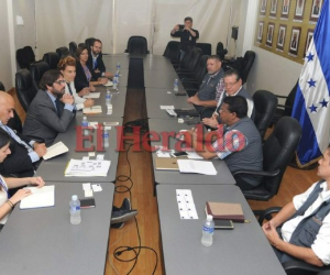 La misión de la UE conoció de boca de los magistrados las primeras explicaciones sobre el desarrollo del proceso electoral y sus dificultades. Foto Mario Urrutia