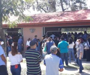 Varias personas asistieron al sepelio del empresario fallecido en una brutal masacre perpetrada en el barrio Guamilito de San Pedro Sula.