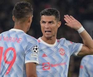 El delantero portugués del Manchester United, Cristiano Ronaldo (R), habla con el defensor francés del Manchester United, Raphael Varane (L), durante el partido de fútbol del Grupo F de la Liga de Campeones de la UEFA entre el Young Boys y el Manchester United en el estadio Wankdorf de Berna. Foto:AP