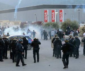 Fue la segunda vez en la semana que un partido de Lyon quedó empañado por hechos violentos protagonizados por hinchas. Foto: AFP