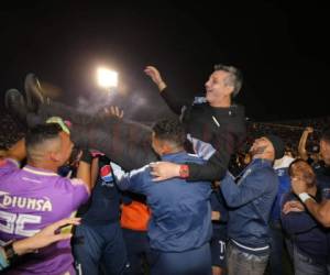 Diego Vazquez es celebrado por los jugadores de Motagua por ganar la Copa 16 de Motagua. Foto: David Romero / El Heraldo.