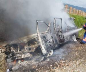 El vehículo quedó totalmente destruido tras el fuego.