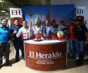 Los seguidores azules en EL HERALDO se retrataron con la Copa Salva Vida. (Fotos: Johny Magallanes)