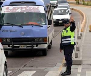 Los conductores hondureños son sancionados generalmente por conducir hablando por teléfono.