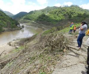 Los trabajadores realizan la limpieza de la zona a inundar, donde se harán las pruebas de la presa. (Foto: El Heraldo Honduras)