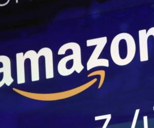 En esta fotografía del viernes 27 de julio de 2018 se muestra el logotipo de Amazon en una pantalla en el Nasdaq MarketSite, en Nueva York. (AP Foto/Richard Drew, Archivo).