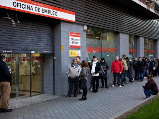 A pesar de la recuperación económica sostenida, el número de personas que luchan por sobrevivir se encuentra en España aunque estén empleados, los llamados 'trabajadores pobres', siguen siendo altos dos a salarios bajos y a la dependencia de contratos temporales. / AFP / SEBASTIEN BERDA.