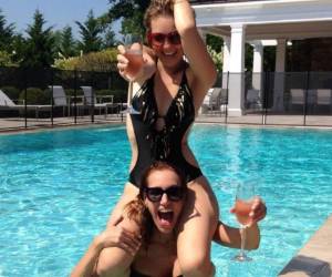 Thalía y Lili Estefan: Estas dos celebridades no pueden negar la gran amistad que las une. Han compartido tiempo en pijamadas, la mexicana hasta le ha dedicado cariñosos mensajes a su amiga en Facebook: 'Amo verte @liliestefan Estoy orgullosa de ti!'.