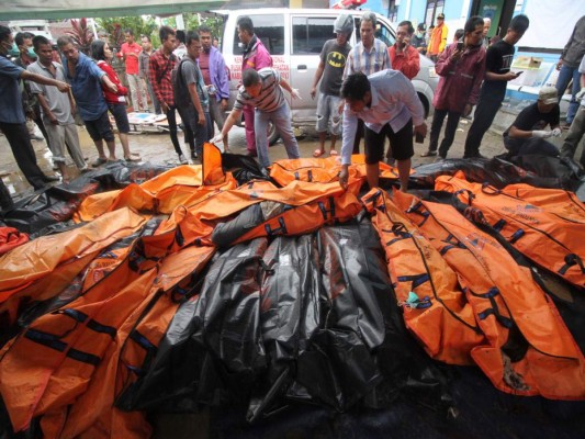 Los rescatistas colocan los cadáveres de las víctimas en un depósito de cadáveres improvisado en Carita el 23 de diciembre de 2018, después de que el área fuera azotada por un tsunami el 22 de diciembre luego de una erupción del volcán Anak Krakatoa.