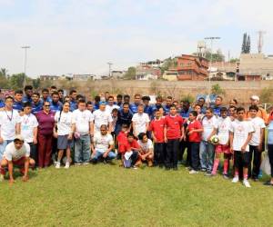 Los niños de las Olimpiadas Especiales y la plantilla del Motagua posaron para la cámara de Zona Deportiva. Foto: Ronald Aceituno