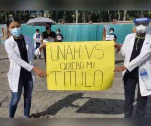 Un grupo de estudiantes egresados de la carrera de Medicina de UNAH-VS solicitaron la mañana de ayer la entrega de títulos.