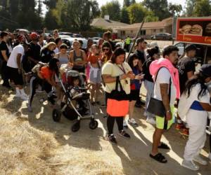 Cientos de personas comenzaron a congregarse el martes por la noche para la venta de garaje, y el miércoles llegó la prensa, incluso en helicópteros, para documentar la escena. AP.