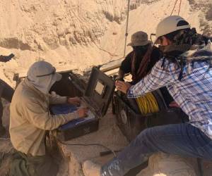 En esta imagen sin fechar proporcionada por el Servicio de Control de Inmigración y Aduanas de Estados Unidos, operarios siguen trabajando en un túnel incompleto pensado para el contrabando entre México y Estados Unidos hallado en Arizona.