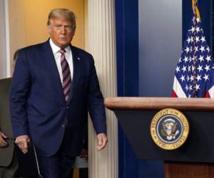 El presidente Donald Trump llega a dar un mensaje en la Casa Blanca el jueves 5 de noviembre de 2020, en Washington. (AP Foto/Evan Vucci).