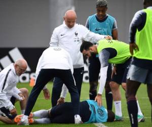 Kylian Mbappé interrumpió y abandonó su entrenamiento tras unos minutos este martes con daño en el tobillo izquierdo. Foto:AFP
