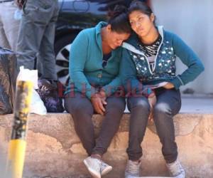 Los familiares de los jóvenes esperaban entre lágrimas los cadáveres en la morgue capitalina. Fotos Estalin Irías/ EL HERALDO