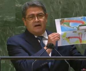 El mandatario hondureño en su comparecencia ante la ONU, mostrando las trazas aéreas de las aeronaves que ingresaron a Honduras producto del tráfico ilegal de estupefacientes.